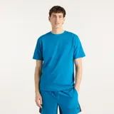 Remera New Balance de hombre modelo Athletics, color azul, de corte clásico con cuello redondo y manga corta, con pequeño logo bordado en el pecho.