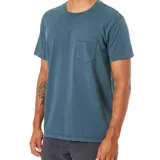 Remera azul de manga corta con bolsillo en el pecho.