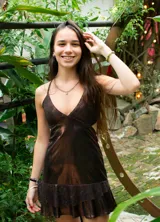 Vestido corto color bordó con escote en V, diseño de top triangular y aberturas laterales en la cintura. Presenta breteles finos cruzados en la espalda y falda con doble volado irregular en el ruedo.