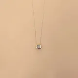 Gargantilla de plata con cadena fina y dije circular con borde de oro y circonia engarzada.