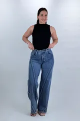 Pantalón jean wide leg de tiro alto en color azul, con diseño de costuras diagonales contrastantes en el frente y corte amplio en las piernas.
