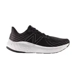 Championes de running New Balance Vongo v5 para hombre, color negro con detalles en gris y blanco.