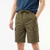 Bermuda cargo color verde militar de popelina, con cintura elástica con cordón ajustable y bolsillos laterales con solapa.