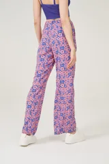 Pantalon de tiro alto con estampado floral en tonos rosados y azules, de corte recto y confeccionado en viscosa.