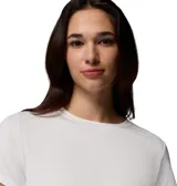 Remera corta de color blanco, de manga corta, con cuello redondo acanalado y ajuste ceñido al cuerpo. Confeccionada con tecnologías de protección solar y absorción de humedad.