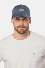 Gorro con visera de lona color azul, con parche frontal estampado de la marca Legacy & Co.