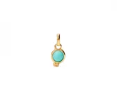 Dije charm bañado en oro 18k con piedra turquesa redonda.