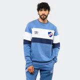 Buzo de felpa con cuello redondo, diseño de bloques de color en azul, blanco y azul marino. Presenta el escudo del Club Nacional de Football y el logo de Umbro en el pecho.