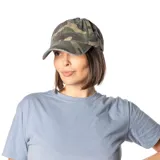 Gorra de béisbol con estampado camuflado en tonos verde, marrón y beige.