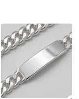 Pulsera de eslabones tipo barco en plata 925, con chapa central lisa diseñada para grabar y cierre de mosquetón.