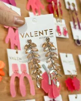 Aros colgantes con forma de hojas color dorado.