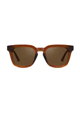 Lentes de sol con armazón de acetato biodegradable en tono marrón translúcido y diseño de estilo cuadrado ligeramente extragrande. Cuentan con lentes oscuros con protección UV 400.
