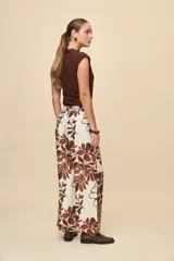 Pantalón ancho estampado de corte amplio y fluido, con cintura elastizada y lazo ajustable.