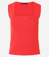 Blusa cropped negra de punto con escote cuadrado y breteles anchos.