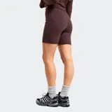 Short de entrenamiento Fabletics modelo On-The-Go PowerHold, color marrón, de tiro alto con bolsillos laterales y tejido de compresión.