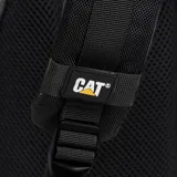 Bolso tipo bandolera o sling bag Caterpillar, color negro, con correa ajustable para el hombro. Presenta un compartimento principal con bolsillos internos y un bolsillo frontal con cremallera y presillas tipo MOLLE. Incluye un llavero colgante amarillo con el logo de Caterpillar.