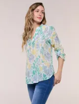 Blusa de gasa de la marca Zac & Rachel, con estampado de rayas verticales en tonos azules, celestes y lilas. Presenta cuello a la base con escote en V, abertura central con botones, detalle plisado en el frente y mangas de largo regulable con presilla y botón.