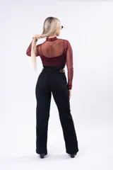 Jean de corte wide leg en color negro, confeccionado en denim con elastano. Presenta tiro alto, cierre frontal con botón y bolsillos laterales y traseros.