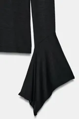 Camiseta de cuello redondo y manga larga, confeccionada en tejido rib con mezcla de lyocell. Presenta un diseño ajustado con terminación de volantes en los puños y bajo recto.