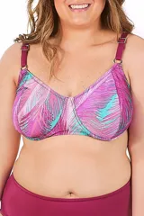 Soutien de baño con aro, breteles regulables y estampado con hojas de palmera en tonos rosa, celeste y blanco. Confeccionado con tela que contiene fibra LYCRA® XTRA LIFE™.
