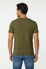 Remera de algodón de corte slim fit, con cuello en V y mangas cortas.
