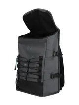 Mochila gris RKF fabricada en poliéster reciclado repelente al agua, con múltiples compartimentos, bolsillos laterales de red, cordón elástico frontal y llavero mosquetón.