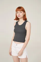 Musculosa de algodón color rosa viejo, de corte holgado y cuello redondo.