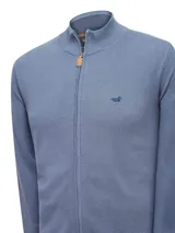 Sweater de tejido de punto con cierre frontal completo y cuello alto. Presenta un diseño de textura fina, mangas largas y puños acanalados, con un pequeño logo bordado en el pecho.