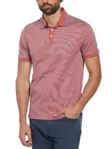 Polo de piqué color ladrillo con diseño jacquard, cuello clásico con vivo en contraste y logo de pingüino bordado en el pecho.