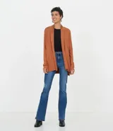 Cardigan largo de tejido de punto, color terracota, con mangas largas y diseño abierto sin cuello ni cierres.