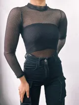 Body de red con cuello alto y mangas largas.