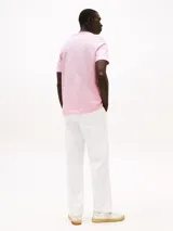 Remera de cuello redondo confeccionada en puro algodón, con corte regular y monograma TH bordado a contraste en el pecho.