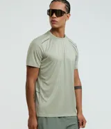 Remera deportiva Get Over de tecnología dry, color verde militar, con cuello redondo, mangas cortas, detalles reflectantes en los hombros y tejido de malla transpirable.