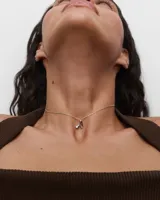 Collar de plata con cadena de eslabones y colgante en forma de letra A con circón engastado.