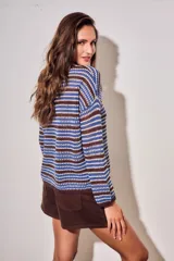 Sweater de punto con diseño de rayas horizontales en tonos ocre, marrón y crudo. Presenta cuello redondo, mangas largas y puños acanalados.