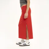 Falda midi de punto color rojo, corte recto y cintura elástica.