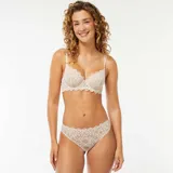 Bombacha de encaje con diseño floral y bordes festoneados, de corte clásico.