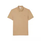 Chomba color beige de piqué de algodón, corte slim fit, cuello polo con tapeta de dos botones y logo de la marca bordado en el pecho.