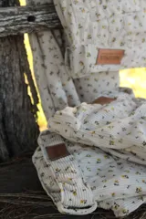 Pantalón de pana beige con estampado floral, corte recto y cintura alta.