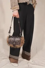 Zapato de tacón de piel color beige, con detalle cruzado en la parte delantera y tacón alto fino combinado con acabado en punta redonda.