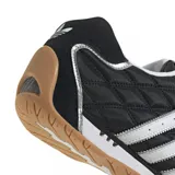 Championes adidas modelo Adi Racer Lo, de diseño inspirado en el automovilismo. Presentan una capellada de color negro con costuras acolchadas en forma de diamante, las icónicas tres tiras laterales en blanco y suela de goma color caramelo con detalle de logo en el arco.