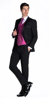 Ambo de fiesta Florenzi modelo Cezzari, corte slim fit. Incluye chaqueta con solapas en punta con detalle de raso al tono, cierre de dos botones y bolsillos de doble vivo. Pantalón de vestir a juego con bolsillos de doble vivo.