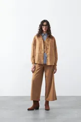 Pantalón ancho de gamuza color tostado, de calce relajado y caída suave.