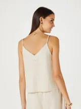 Musculosa de mujer color verde lima, con escote en V pronunciado y tirantes finos.