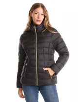 Campera puffer Michael Kors de color blanco, con diseño acolchado, cierre frontal metálico, bolsillos laterales con cierre y capucha desmontable. Incluye bolsa autoportante para guardado.