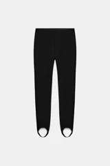 Leggings negros de tiro alto con banda elástica en la cintura y diseño tipo calza de esquí con estribo para el pie.