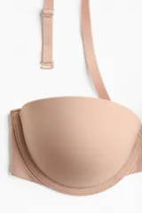 Soutien balconette push-up de microfibra color beige, con aros y copas acolchadas. Incluye tirantes ajustables y removibles, y cierre posterior con corchetes.