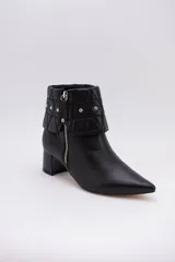 Botas cortas de cuero negro con taco cuadrado y punta fina. Presentan cuello caído capitoneado con apliques brillantes y cierre lateral con cremallera.