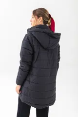 Campera puffer acolchada de color bordó, con cierre frontal completo, capucha desmontable y bolsillos laterales con cierre.