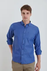 Camisa azul a rayas verticales, de corte clásico, con cuello abotonado y bolsillo en el pecho.